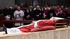 Rakev se zesnulým emeritním papeem Benediktem XVI. je ve Svatopetrské bazilice...
