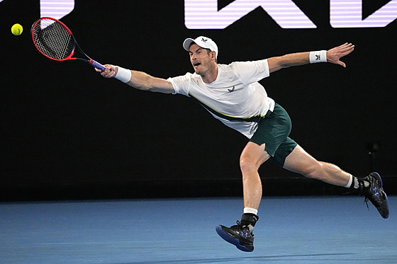 Brit Andy Murray se natahuje po balonku v zápase prvního kola Australian Open.