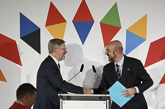 eský premiér Petr Fiala (vlevo) a pedseda Evropské rady Charles Michel (7....