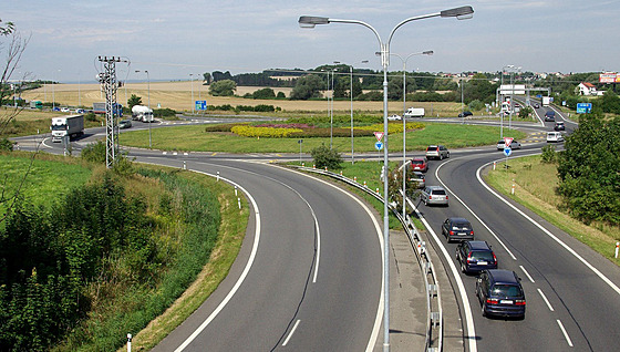 Kruhový objezd na kraji Olomouce poblí nákupního centra Globus patí k...