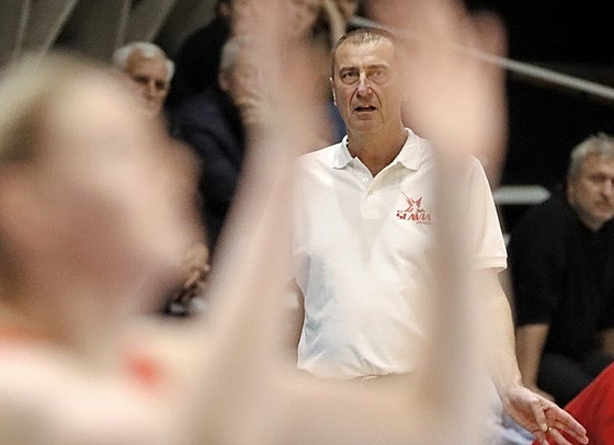 Duan Medvecký jako trenér basketbalistek Slavie
