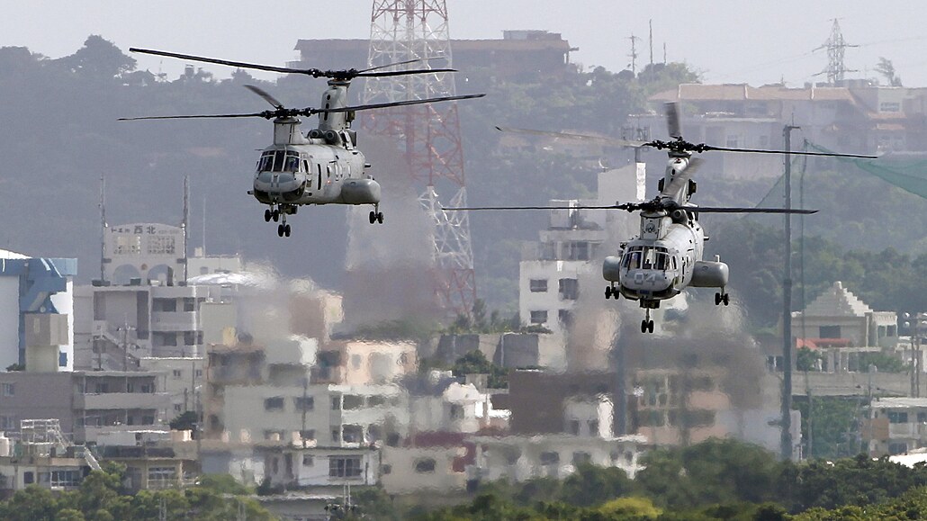 Vrtulníky CH-46 vzlétají ze základny US Marine Corps ve Futenm na Okinaw v...