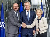 Charles Michel, Jens Stoltenberg a Ursula von der Leyen po podpisu spolené...