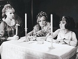 Hereka Iva Janurov ve filmu - Svtci (1969)