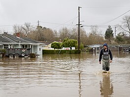 tvr u Holohan Road nedaleko Watsonville je celá pod vodou. (9. ledna 2023)