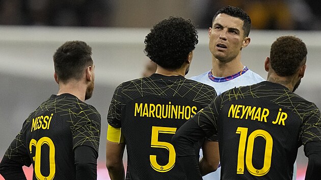 Ronaldo diskutuje s trojic Messi, Marquinhos, Neymar.