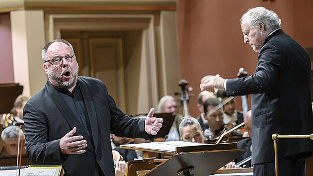 Barytonista Matthias Goerne, dirigent Manfred Honeck a lenov esk filharmonie na koncert v Rudolfinu
