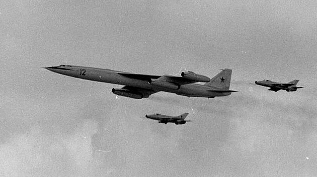 Pedvdc let prototypu bombardru Mjasiev M-50 v doprovodu MiG-21
