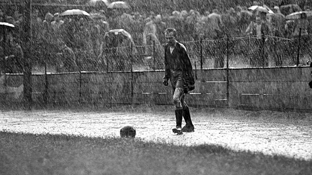 Branká v deti. Vítzná fotografie Stanislava Tereby z World Press Photo 1959.