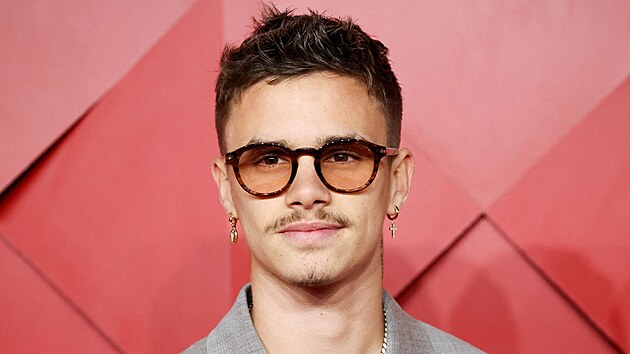 Nejen fotbalista, ale tak&eacute; model. Romeo Beckham, syn Davida Beckhama, na Fashion Awards v Lond&yacute;ně.