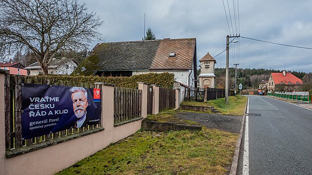 V obci Česká Čermná na Náchodsku, kde Petr Pavel chalupaří, svému kandidátovi na prezidenta fandí.
