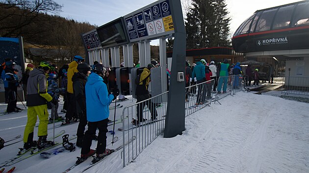 Skiareálu Kopřivná v Jeseníkách zahájil provoz celosvětově originálního odbavovacího systému, při kterém lyžaři nepotřebují žádné papírové jízdenky ani čipové karty.