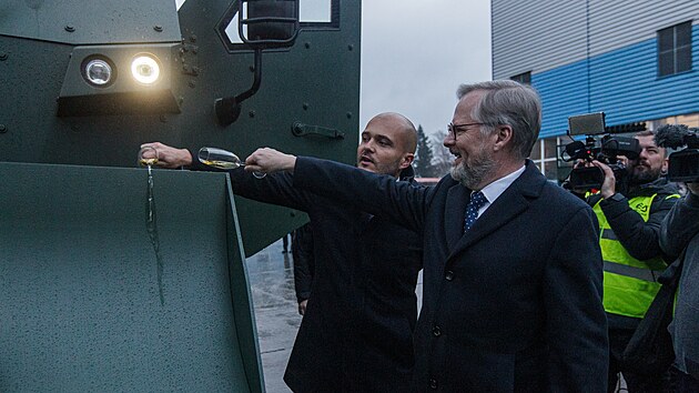 Předseda vlády Petr Fiala navštívil výrobce armádní techniky Excalibur Army ve Šternberku na Olomoucku. Mimo jiné zde pokřtil prototyp vyprošťovacího a odsunového automobilu Treva-30.