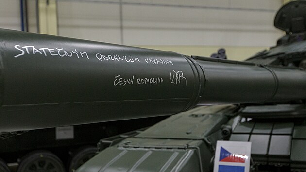 Předseda vlády Petr Fiala navštívil výrobce armádní techniky Excalibur Army ve Šternberku na Olomoucku. Na hlaveň jednoho z modernizovaných tanků T-72 určených pro Ukrajinu napsal vzkaz.