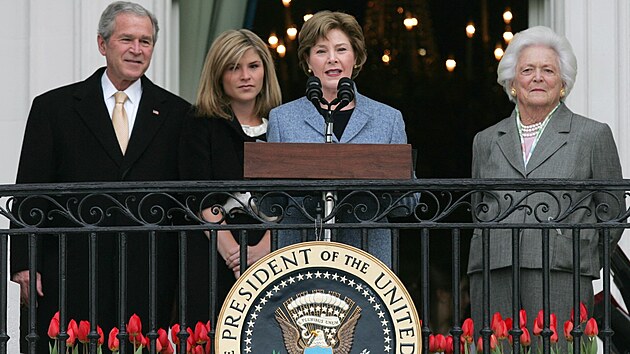 Americk prezident George W. Bush s manelkou, prvn dmou Laurou Bushovou, jejich dcerou Jennou Bushovou a Barbarou Bushovou (2008)