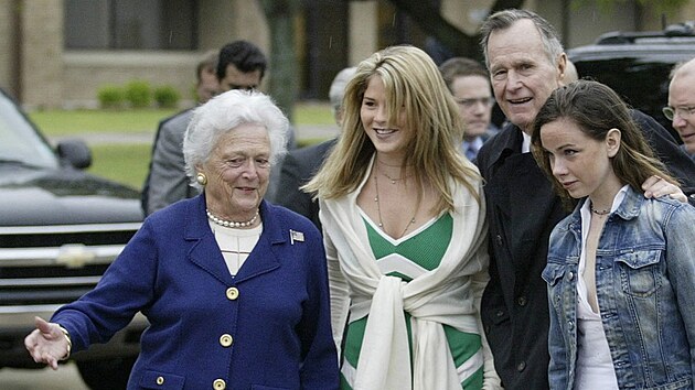 George Bush a bval prvn dma Barbara Bushov s jejich vnukami Barbarou (vpravo) a Jennou (2004)