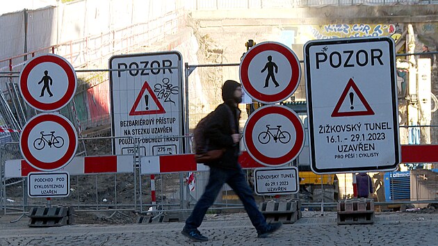 Žižkovský tunel se zavřel chodcům i cyklistům.