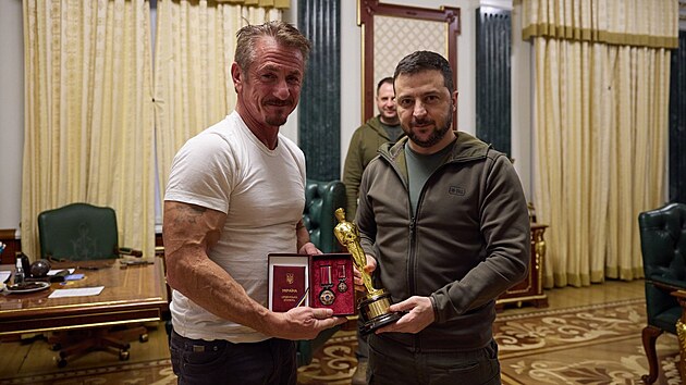 Americký herec Sean Penn při návštěvě Kyjeva věnoval ukrajinskému prezidentovi Volodymyru Zelenskému jednoho ze svých Oscarů. (8. listopadu 2022)