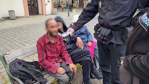 Městští strážníci kontrolují v ulicích Plzně dodržování vyhlášky o zákazu pití alkoholu na veřejném prostranství.