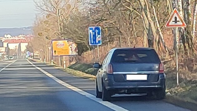 Auto s poškozenými pneumatikami a disky po průjezdu kruhovým objezdem rovně opilý řidič odstavil u krajnice.