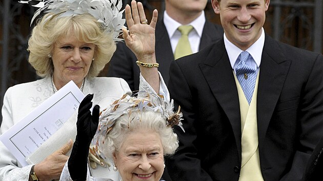 Vvodkyn Camilla, krlovna Albta II. a princ Harry na svatb Petera Phillipse a Autumn Kelly (Windsor, 17. kvtna 2008)