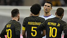 Ronaldo diskutuje s trojicí Messi, Marquinhos, Neymar.