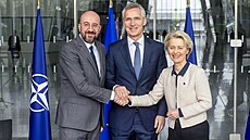 Charles Michel, Jens Stoltenberg a Ursula von der Leyen po podpisu spolené...