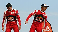 Sébastien Loeb (vpravo) a jeho spolujezdec Fabian Lurquin v cíli poslední etapy...