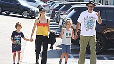 Herec Jeff Goldblum s manelkou Emilií Livingstonovou a syny (srpen 2022)