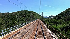 Přeložená Tišnovka vede po viaduktu Mezihoří.