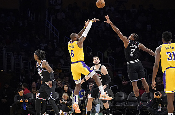 LeBron James z LA Lakers zakonuje, jeho pokus blokuje Kawhi Leonard z LA...