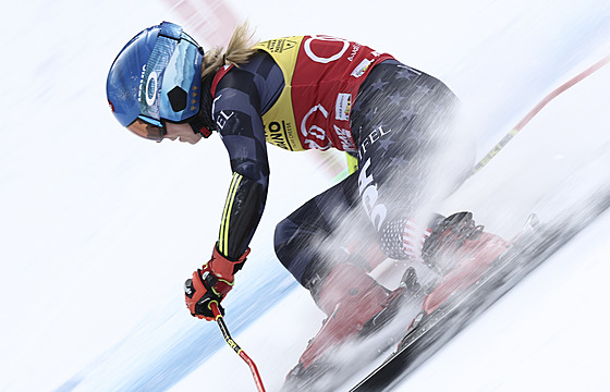 Mikaela Shiffrinová na trati obího slalomu na Kronplatzu.