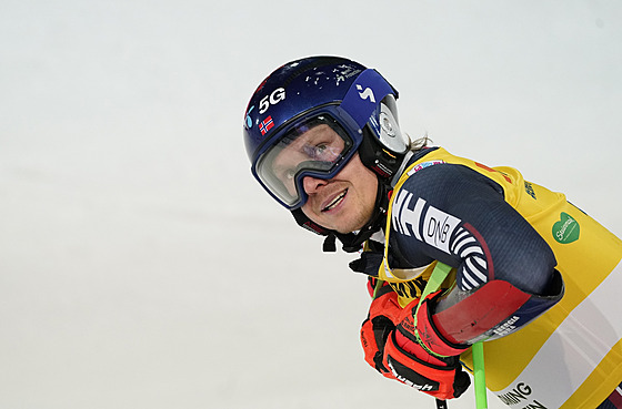 Norský lya Henrik Kristoffersen v cíli obího slalomu ve Schladmingu.