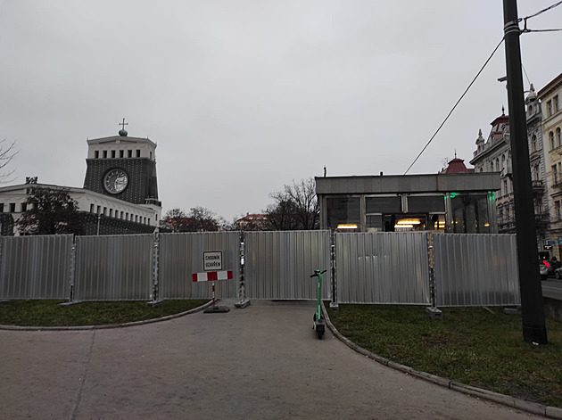 <p>Dopravní podnik začal ve stanici Jiřího z Poděbrad na lince metra A s výměnou stávajících eskalátorů za energeticky úspornější.
</p>
