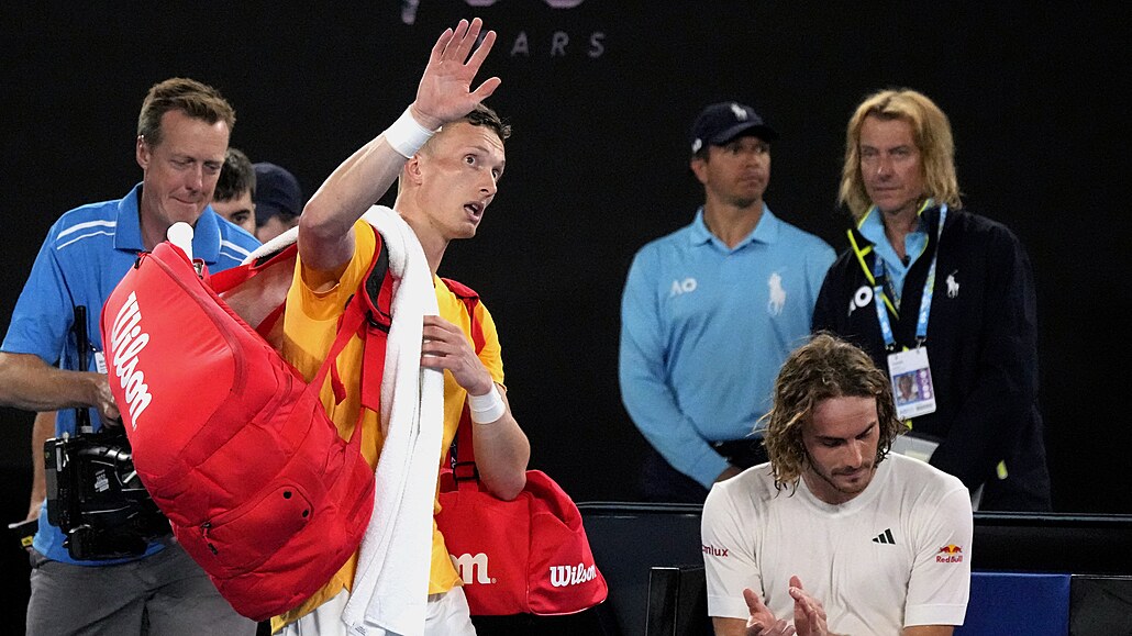 Jií Leheka (vlevo) se louí s diváky po tvrtfinále Australian Open.