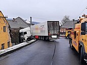 Havarovaný kamion zablokoval tah na Plzeň. Havarovaný kamion zablokoval tah na Plzeň.