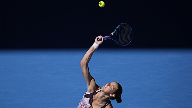 esk tenistka Karolna Plkov servruje ve tvrtfinle Australian Open.