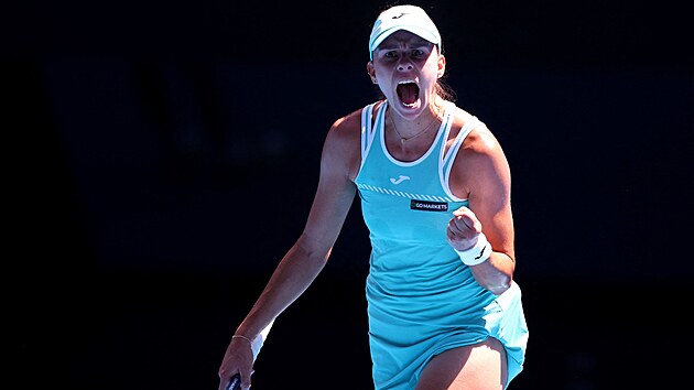 Magda Linetteov se raduje ve tvrtfinle Australian Open.