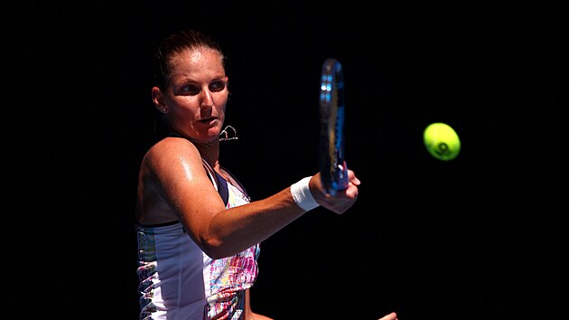 Karolna Plkov hraje forhend ve tvrtfinle Australian Open.