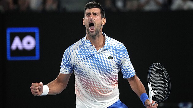 Srbsk tenista Novak Djokovi bhem tvrtfinle Australian Open.