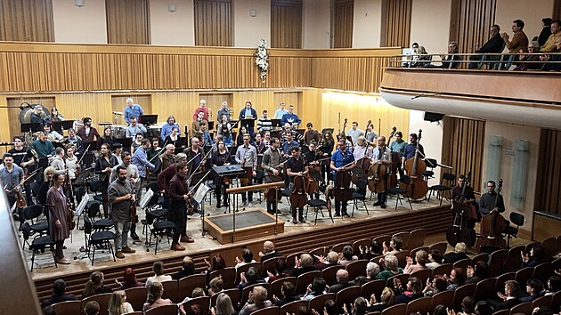 Poslední zkouška Moravské filharmonie Olomouc před odjezdem na švýcarské turné byla veřejná a předcházela jí tisková konference na radnici. Do Švýcarska totiž míří také delegace primátora Miroslava Žbánka, náměstků Viktora Ticháka a Otakara Bačáka a Zdeňky Podlipské, které čekají jednání se zástupci Lucernu, partnerským městem Olomouce.