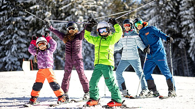 Rodinné víkendové lyžování je letos ve Skiareálu Lipno o 20 % levnější Rodinné víkendové lyžování je letos ve Skiareálu Lipno o 20 % levnější