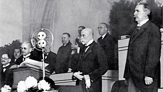 Tomáš Garrigue
Masaryk skládá
prezidentský slib.
Zvolen byl celkem
čtyřikrát, foto je
z vladislavského sálu
Pražského hradu
z května 1934, kdy
přísahal věrnost
republice naposledy.
