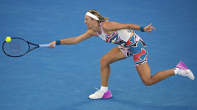 Viktoria Azarenkov se natahuje po balonku bhem semifinle Australian Open.