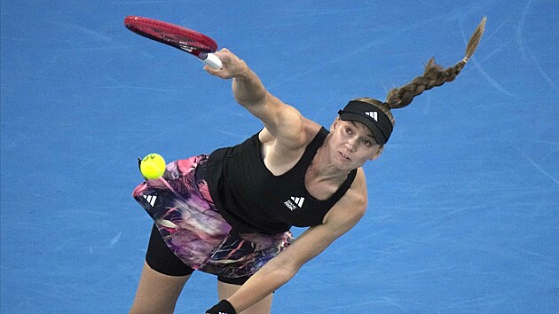 Kazaka Jelena Rybakinov servruje v semifinle Australian Open.