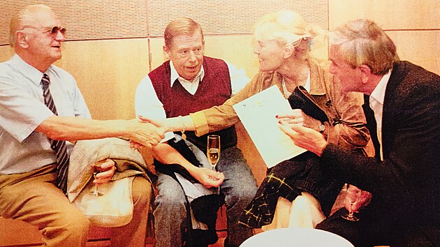 Ji Moulis (na snmku vlevo) se do veden libereck radnice dostal dvakrt. Nejprve mezi roky 1964-1969 a pak v roce 1990. Mezi jeho ptele patili napklad Waldemar Matuka nebo Vclav Havel.