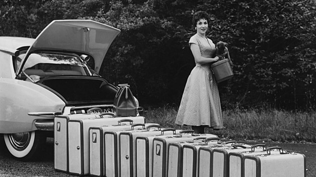 Na snímku z roku 1955 stojí Italská filmová herečka Gina Lollobrigida vedle řady kufrů, které se překvapivě všechny vešly do zavazadlového prostoru Citroenu DS 19.