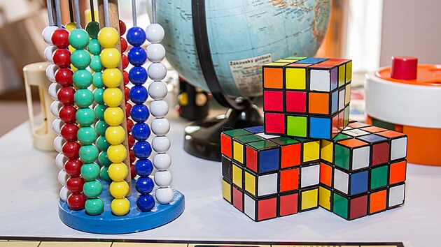 Rubikova kostka se proslavila po celém světě. Mechanický hlavolam, který v 70. letech vymyslel maďarský sochař, však zvládl složit málokdo.