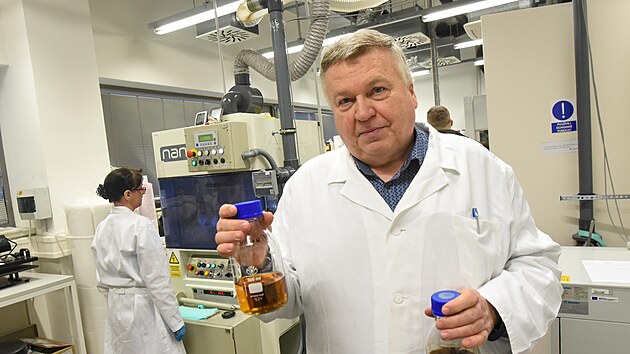 Acetát celulózy, z něhož se vyrábějí i cigaretové filtry, dokáže v odpadní vodě pohltit zbytky hormonů. Na snímku je spoluřešitel projektu Dušan Kimmer. (leden 2022)