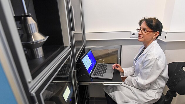 Polymerní roztok s acetátem celulózy prochází procesem zvlákňování v elektrostatickém poli. Na snímku je vědecká pracovnice centra Lenka Lovecká. (leden 2023)